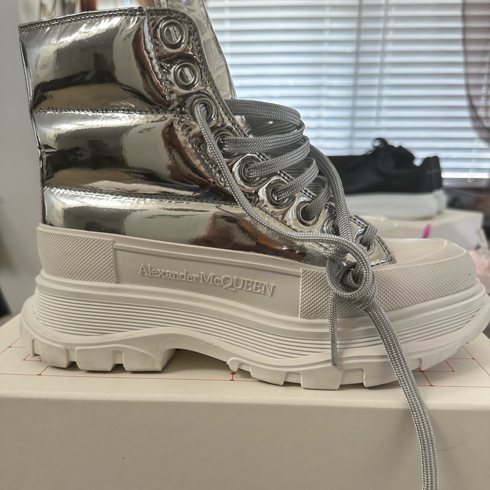 Women’s Alexander mcqueen boots preowned 38.5